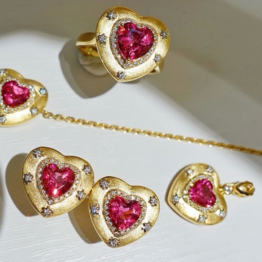 Gold Heart Pendant with red Gemstone - Picture 3 of 3